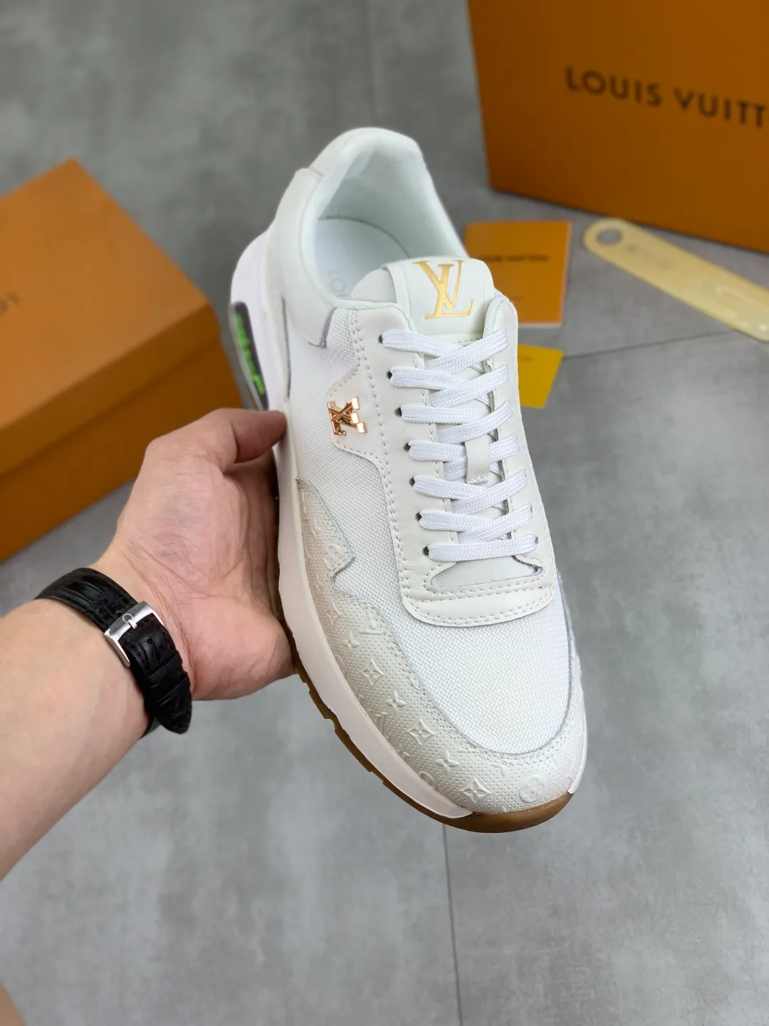 Men's Men's Shoes 💰P440💰【New Style】Yangli🆘 💭💭New model launched【LOUlS VUlTTON】Louis Vuitton's new low-top men's shoes, high quality, support inspection! This style comes from Italy with a variety of styles, very energetic and creative, giving people a comfortable and atmospheric visual impact❗Synchronization, the upper is made of silk calfskin with original LV, imported soft sheepskin lining🐑Purely hand-stitched; LV original rubber outsole 2️⃣color options available Size: 38~44